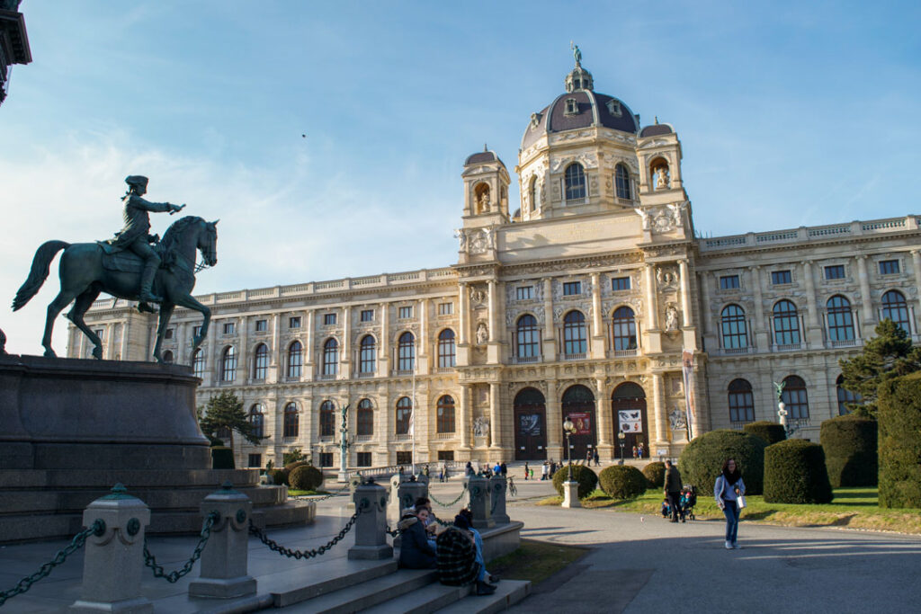 Maria Theresin Platz, Vienna Neighbourhoods